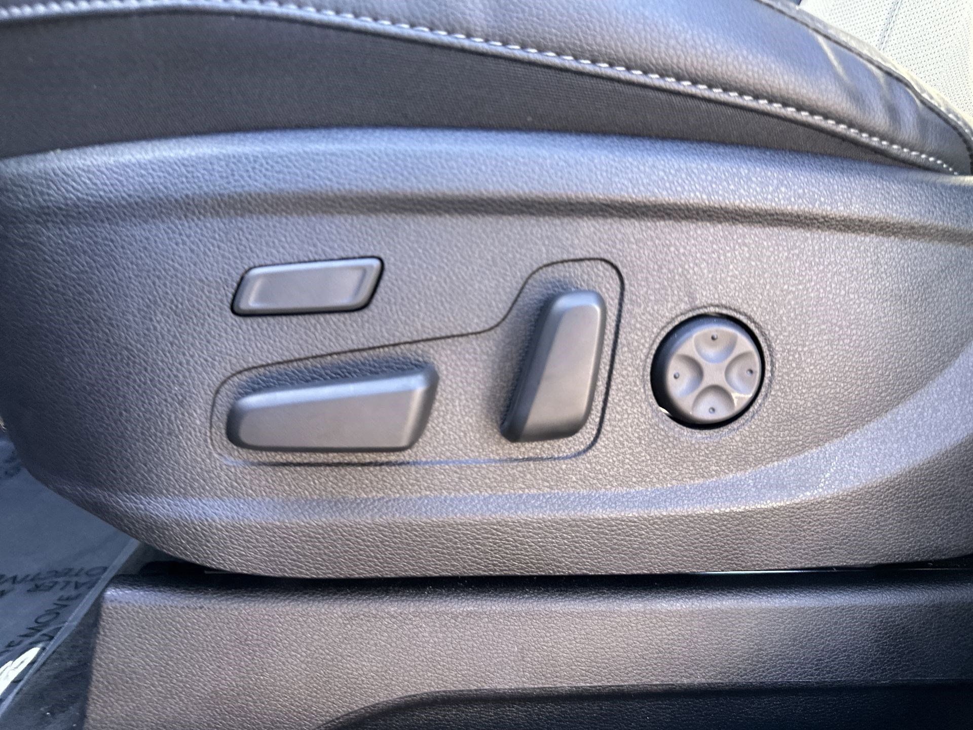 Used 2025 Kia Telluride SX w/ SX Captain's Chair Package image 14