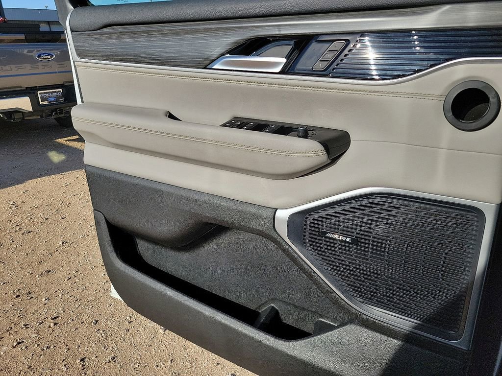 Used 2024 Jeep Wagoneer L Series II RWD image 18