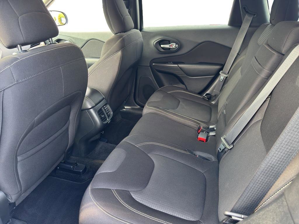 Used 2015 Jeep Cherokee Latitude AWD/4WD image 10