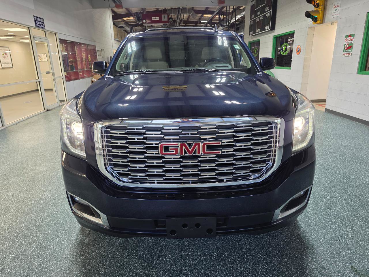 Used 2018 GMC Yukon XL Denali w/ Denali Ultimate Package AWD/4WD image 3