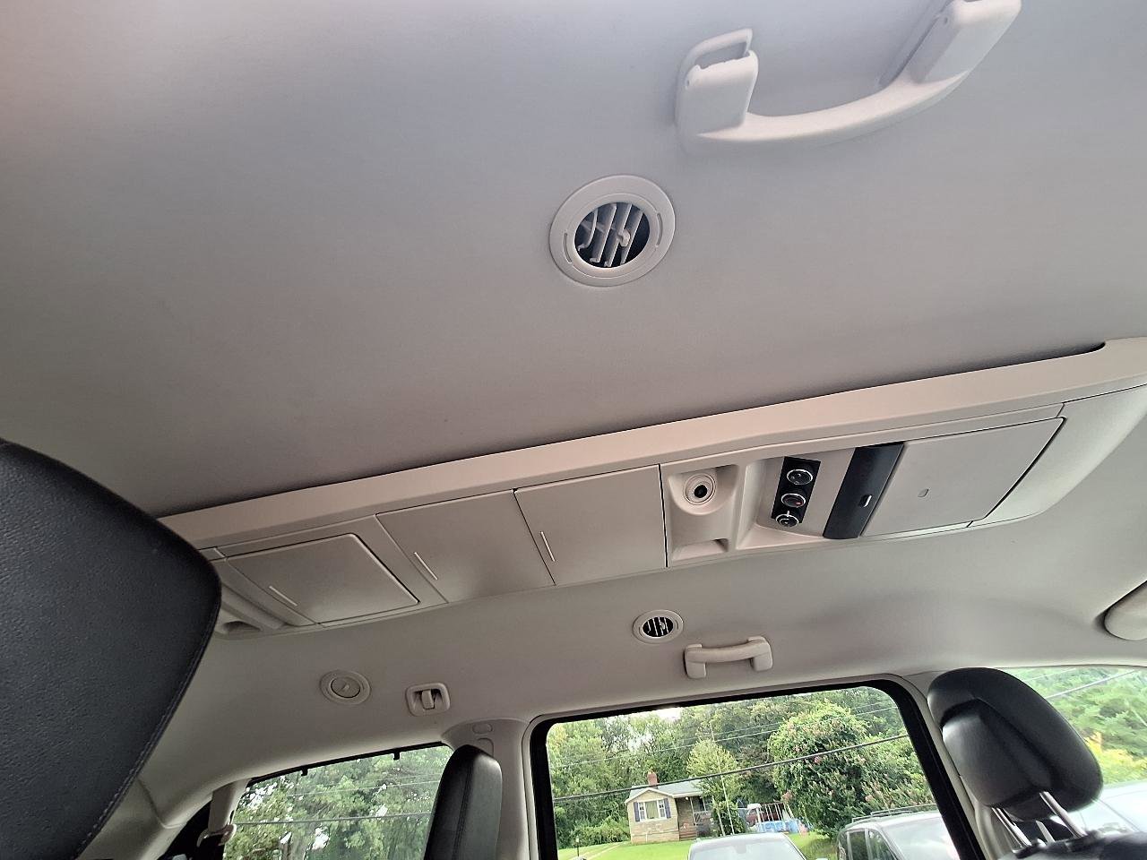 Used 2015 Chrysler Town & Country Touring-L w/ Driver Convenience Group image 32