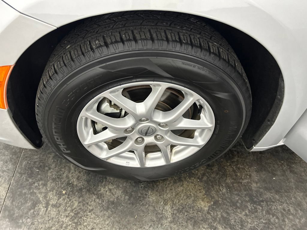 Used 2024 Chrysler Pacifica Touring-L FWD image 7