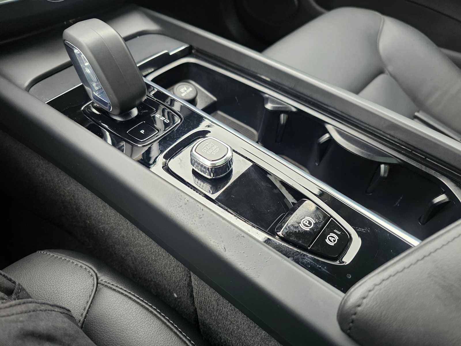 Certified 2025 Volvo XC60 B5 Core w/ Protection Package Premier image 37