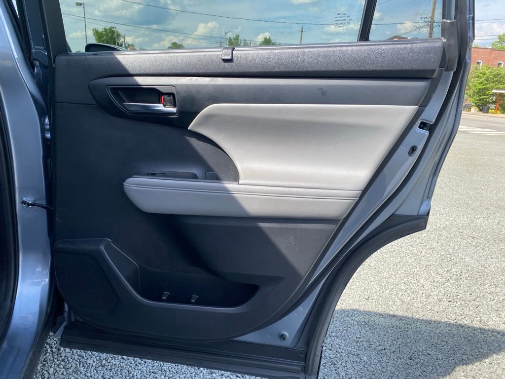Used 2021 Toyota Highlander XLE AWD/4WD image 20