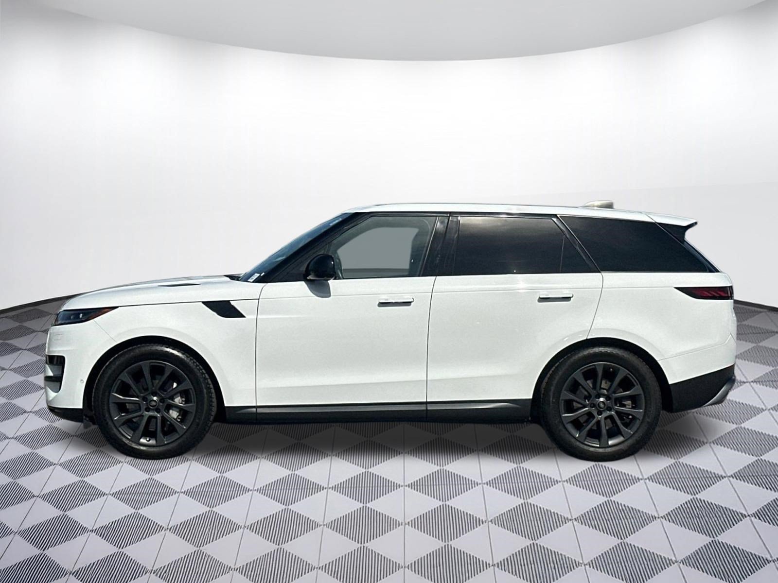 Used 2024 Land Rover Range Rover Sport SE AWD/4WD image 2
