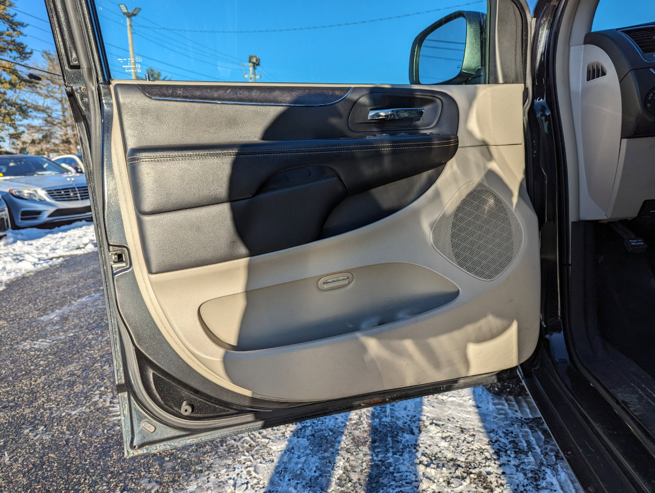 Used 2013 Chrysler Town & Country Touring image 11