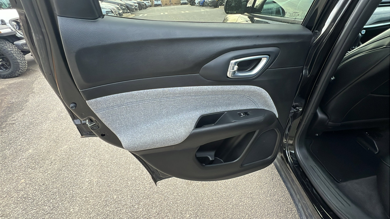 Used 2024 Jeep Compass Latitude image 22