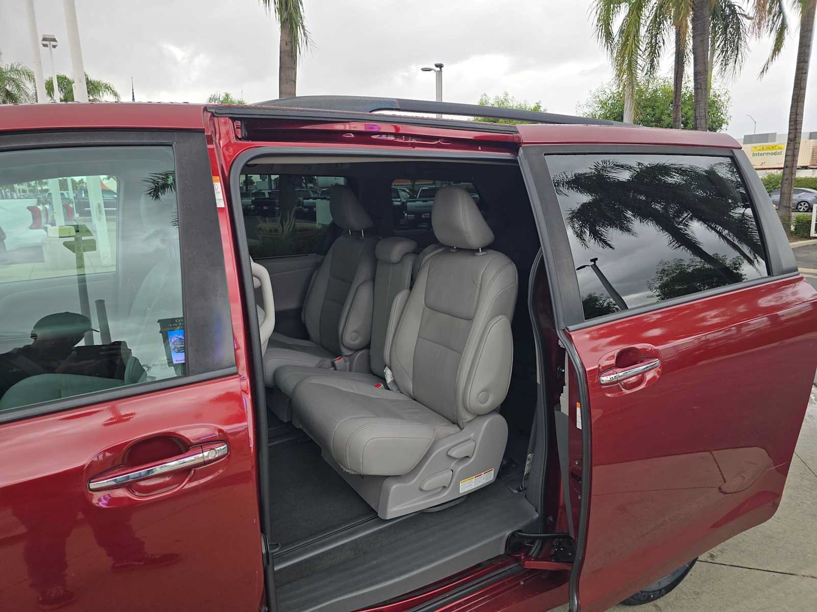 Used 2019 Toyota Sienna XLE FWD image 17