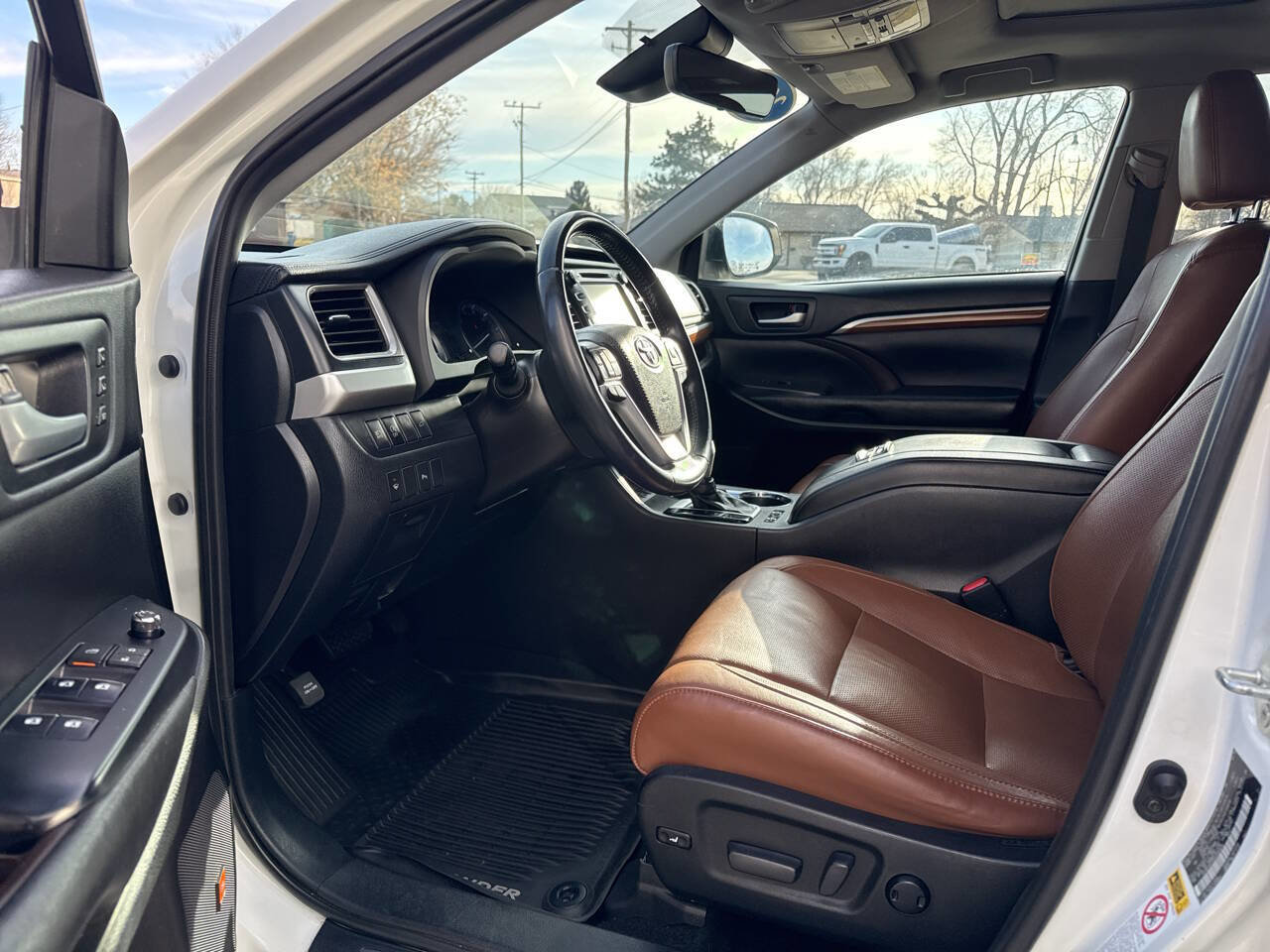 Used 2019 Toyota Highlander Limited AWD 4dr SUV image 5