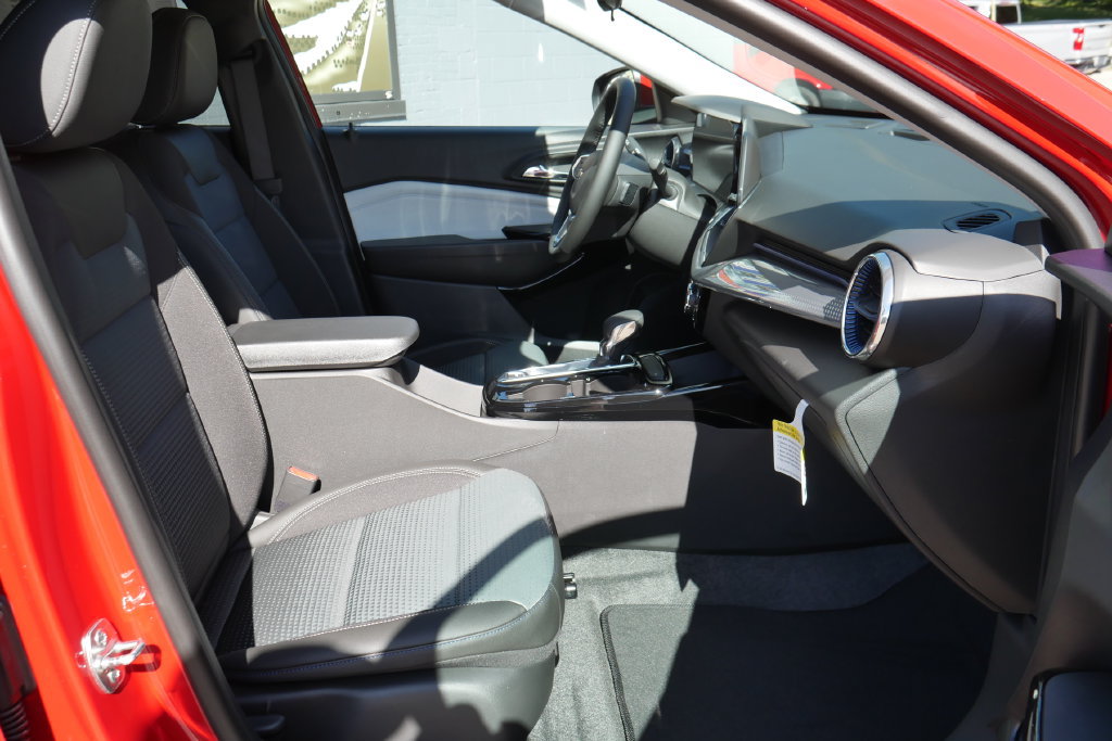 New 2026 Chevrolet Trax LT w/ LT Convenience Package FWD image 7