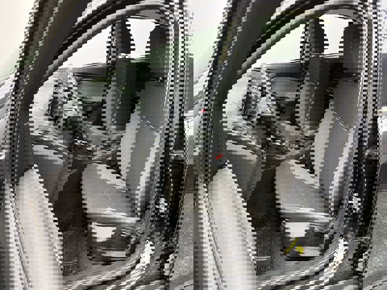 Used 2013 Ford Focus SE w/ SE Winter Pkg image 8