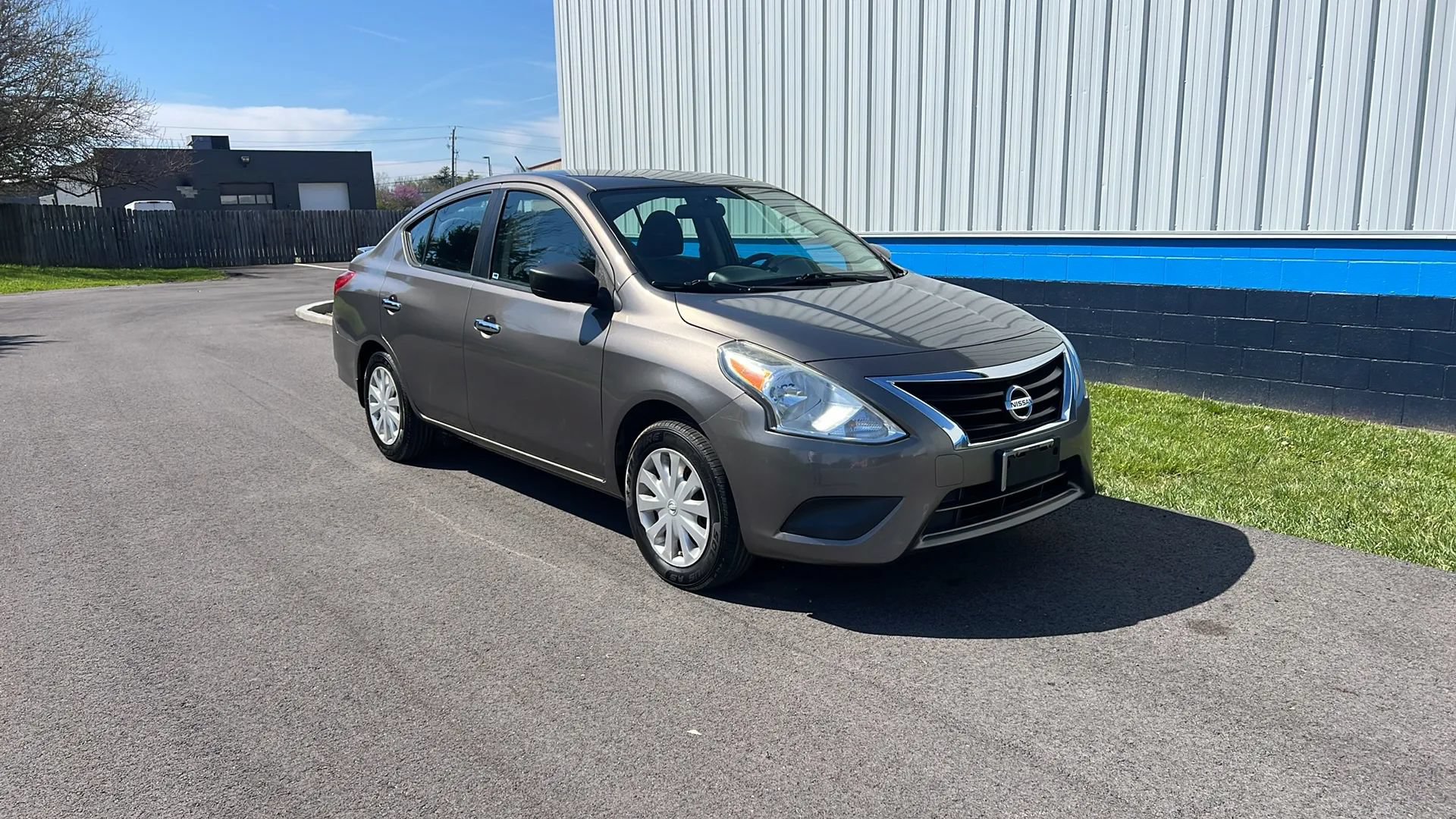 Used 2016 Nissan Versa SV FWD image 3