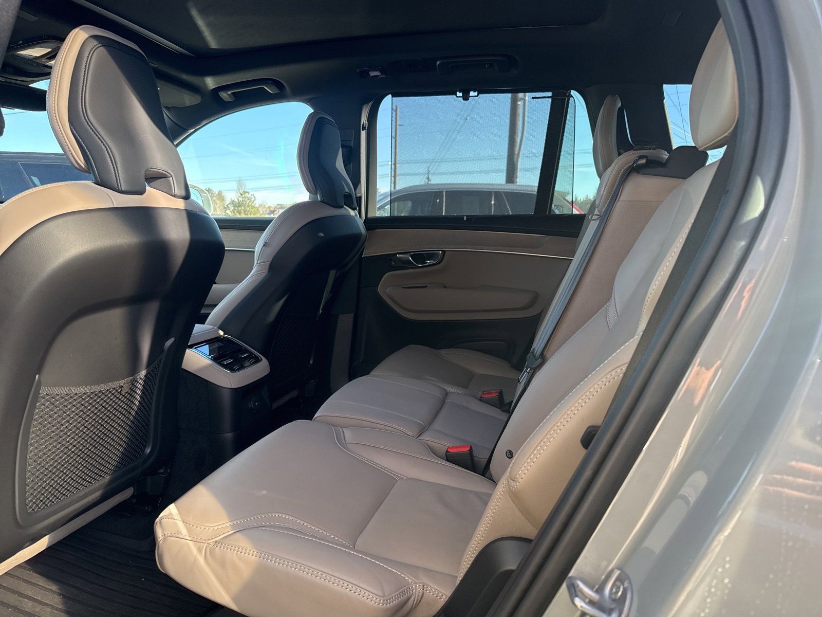 Used 2025 Volvo XC90 T8 Ultra w/ Protection Package Premier image 9