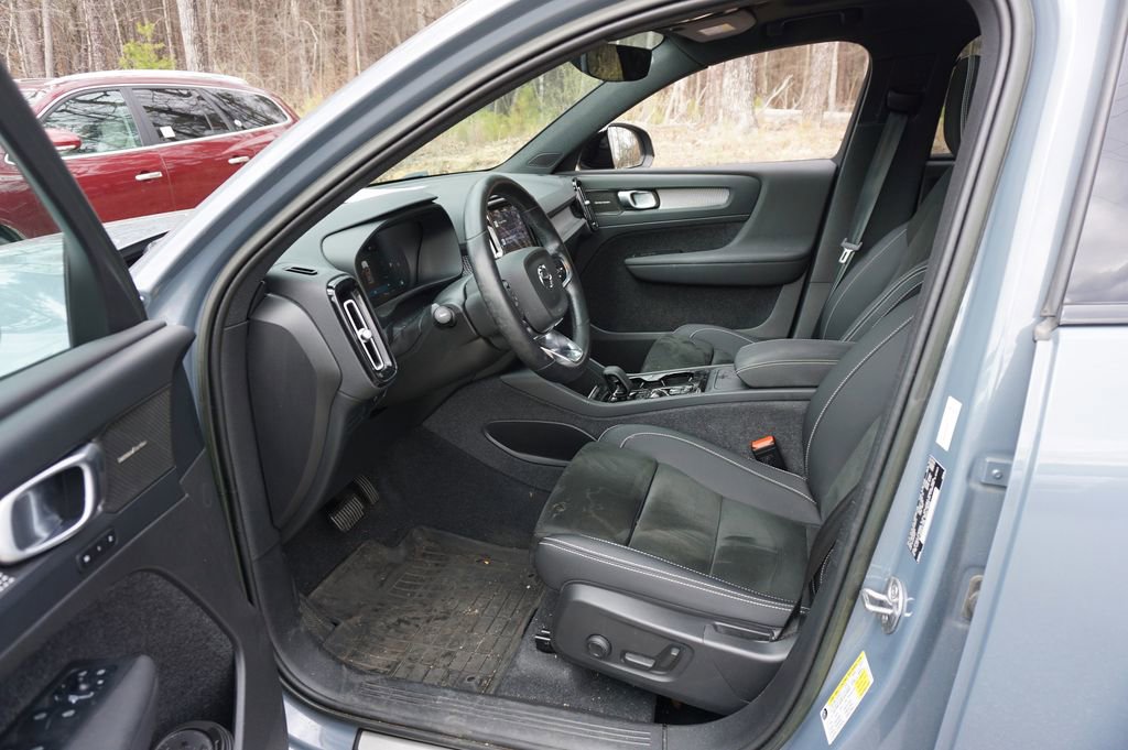 Used 2023 Volvo XC40 B4 Ultimate w/ Climate Package image 2