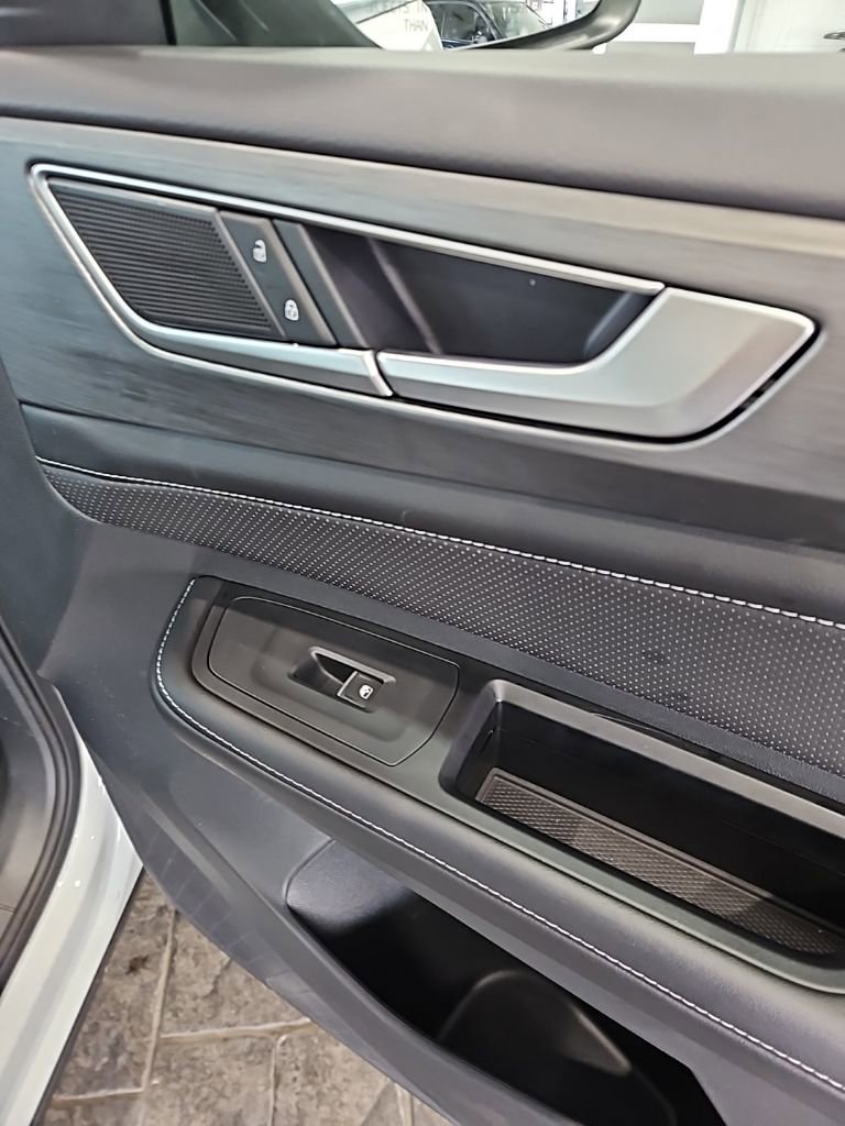 Used 2025 Volkswagen Atlas Cross Sport SE image 12