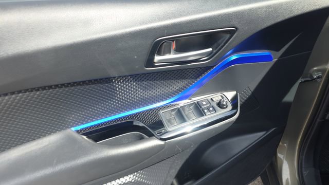 Used 2021 Toyota C-HR XLE FWD image 11