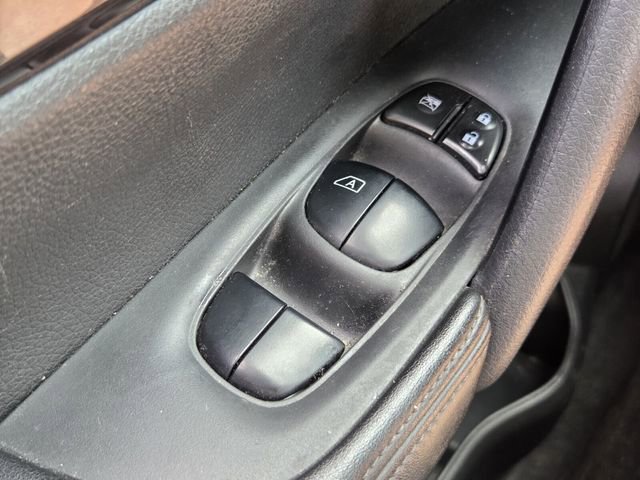 Used 2018 Nissan Rogue S image 22