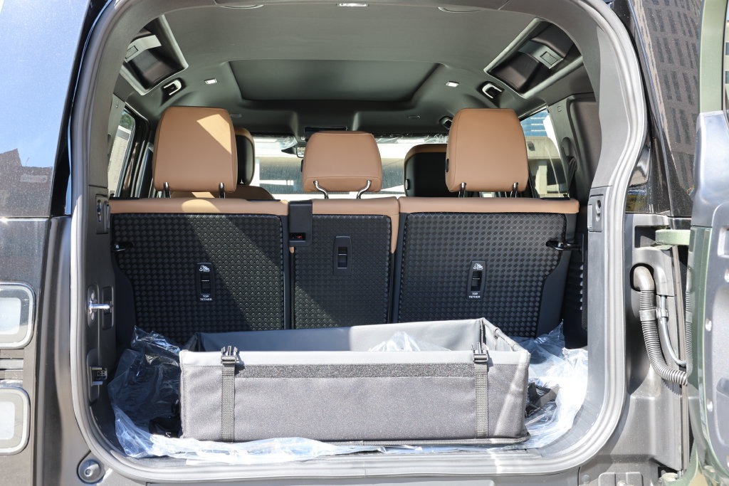 New 2026 Land Rover Defender 110 X-Dynamic SE AWD/4WD image 8