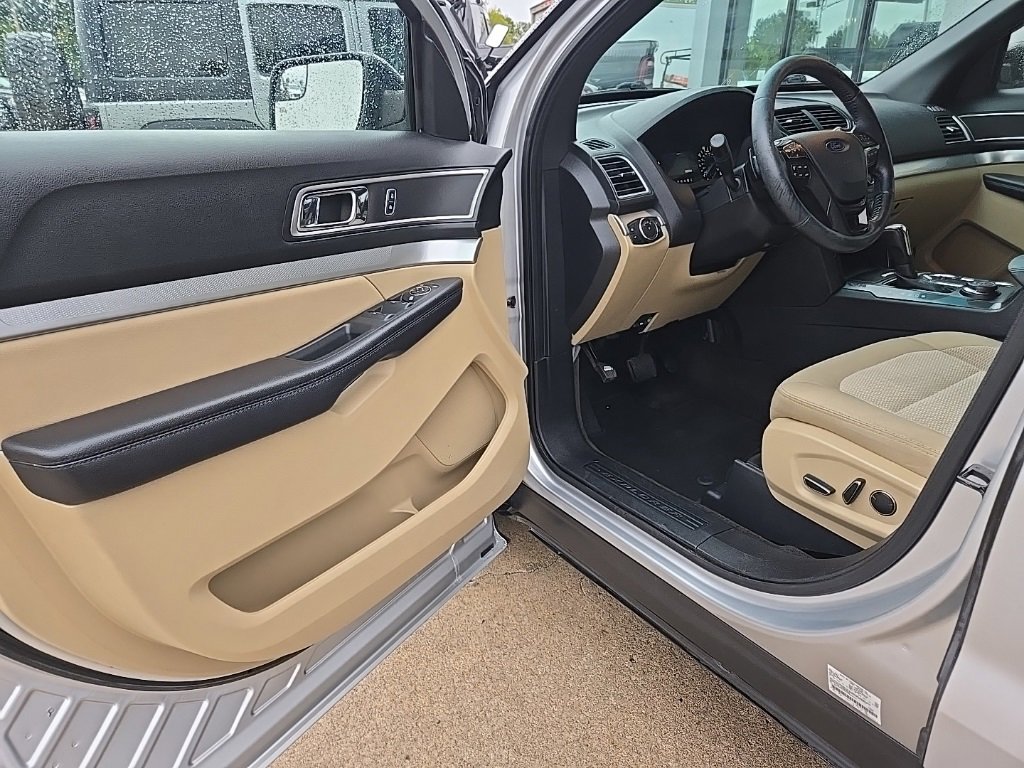 Used 2017 Ford Explorer XLT image 33