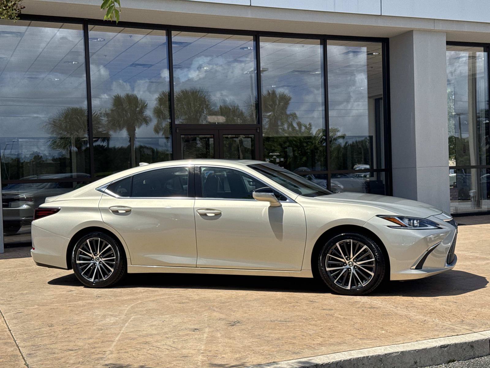 Used 2023 Lexus ES 350 w/ Premium Package FWD image 2