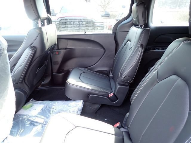New 2026 Chrysler Pacifica Select AWD/4WD image 13