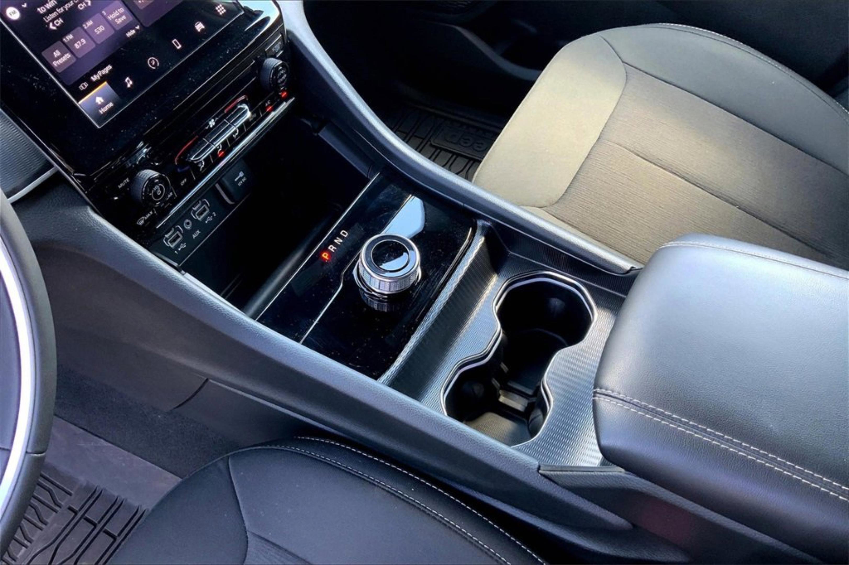 Used 2025 Jeep Grand Cherokee Laredo X image 18