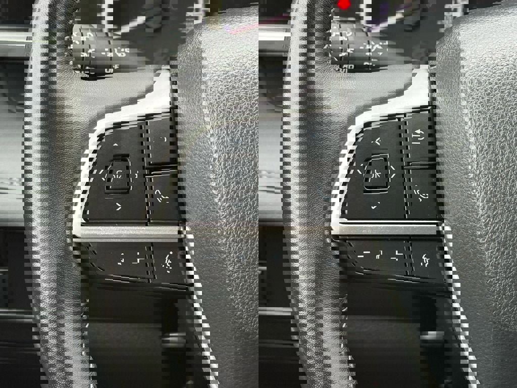 Used 2025 Toyota Highlander LE image 21