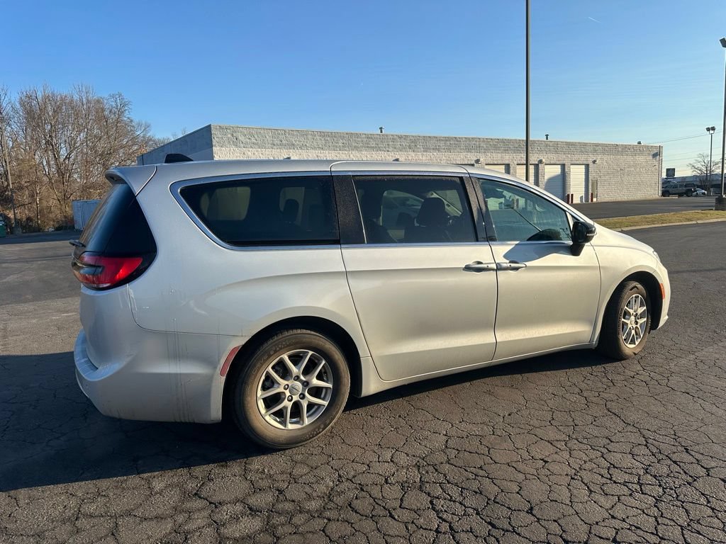 Used 2024 Chrysler Pacifica Touring-L FWD image 10