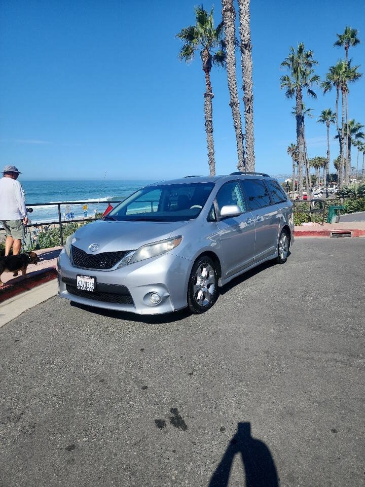 Used 2013 Toyota Sienna SE FWD image 2
