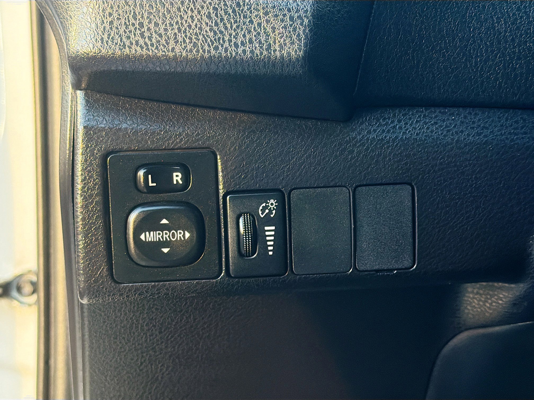 Used 2014 Toyota Corolla LE FWD image 16