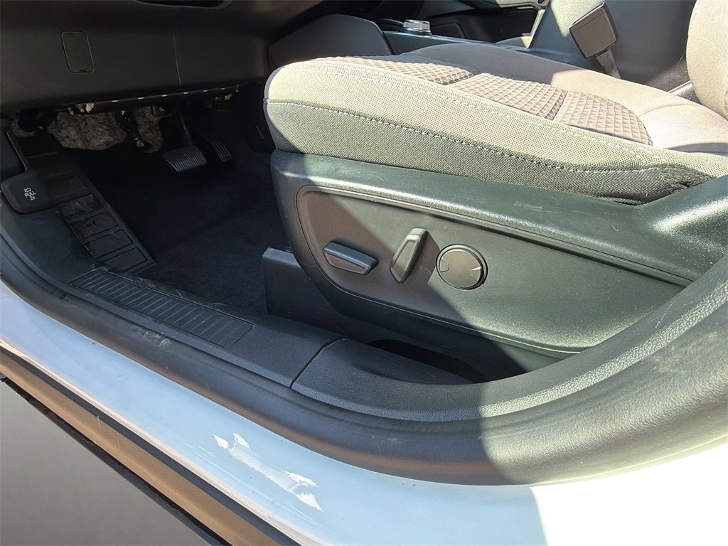 Used 2022 Ford Escape SE w/ SE Sport Appearance Package image 5