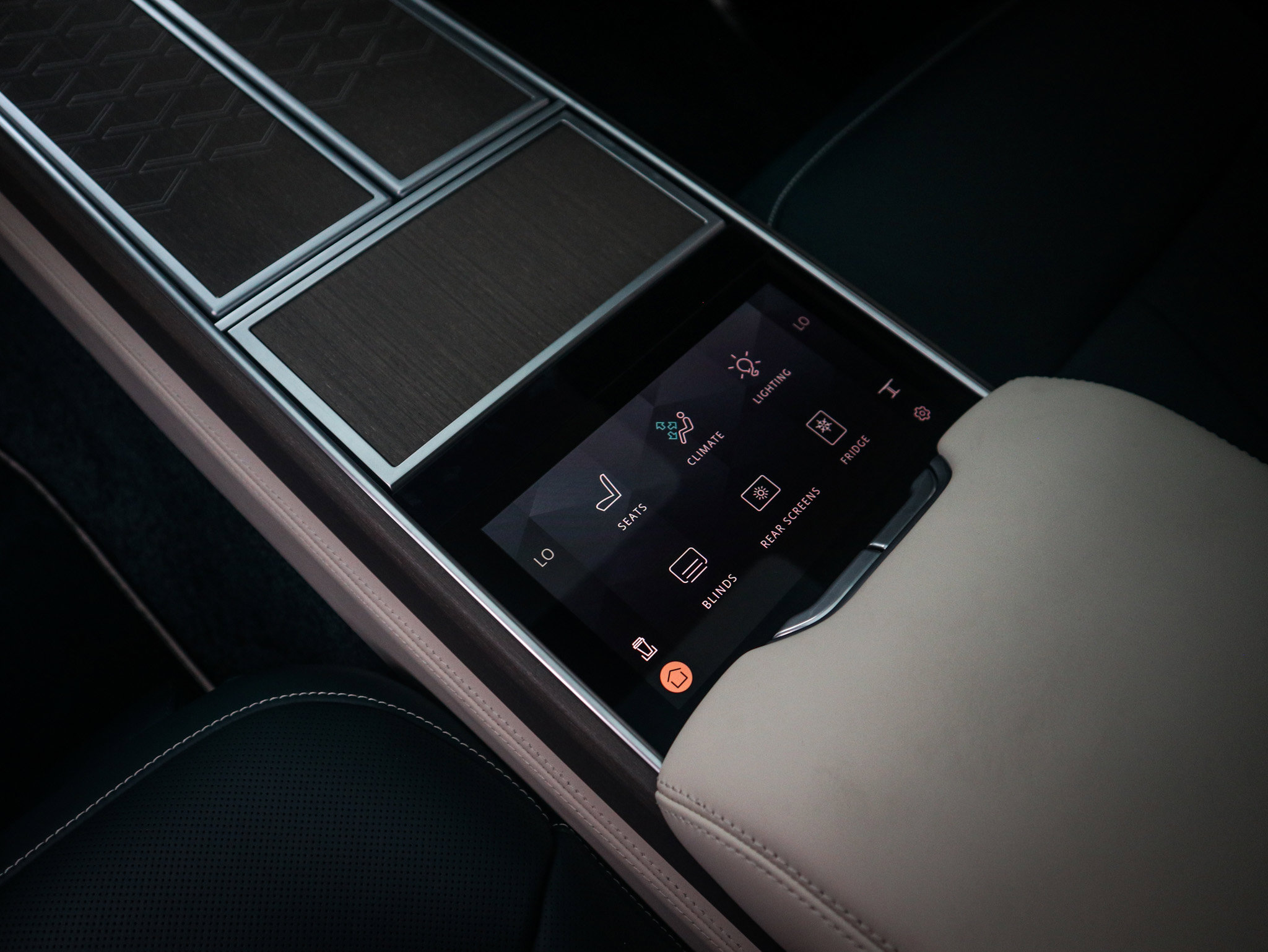 Used 2025 Land Rover Range Rover SV image 39