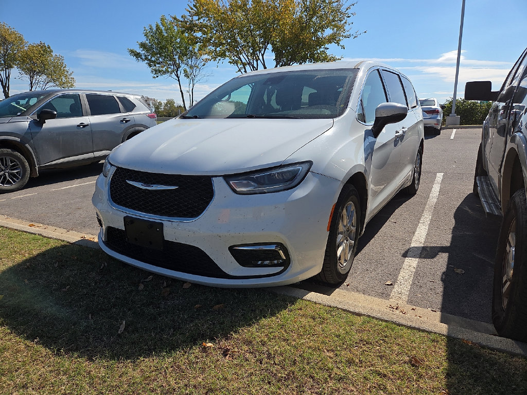 Used 2023 Chrysler Pacifica Touring-L FWD image 1