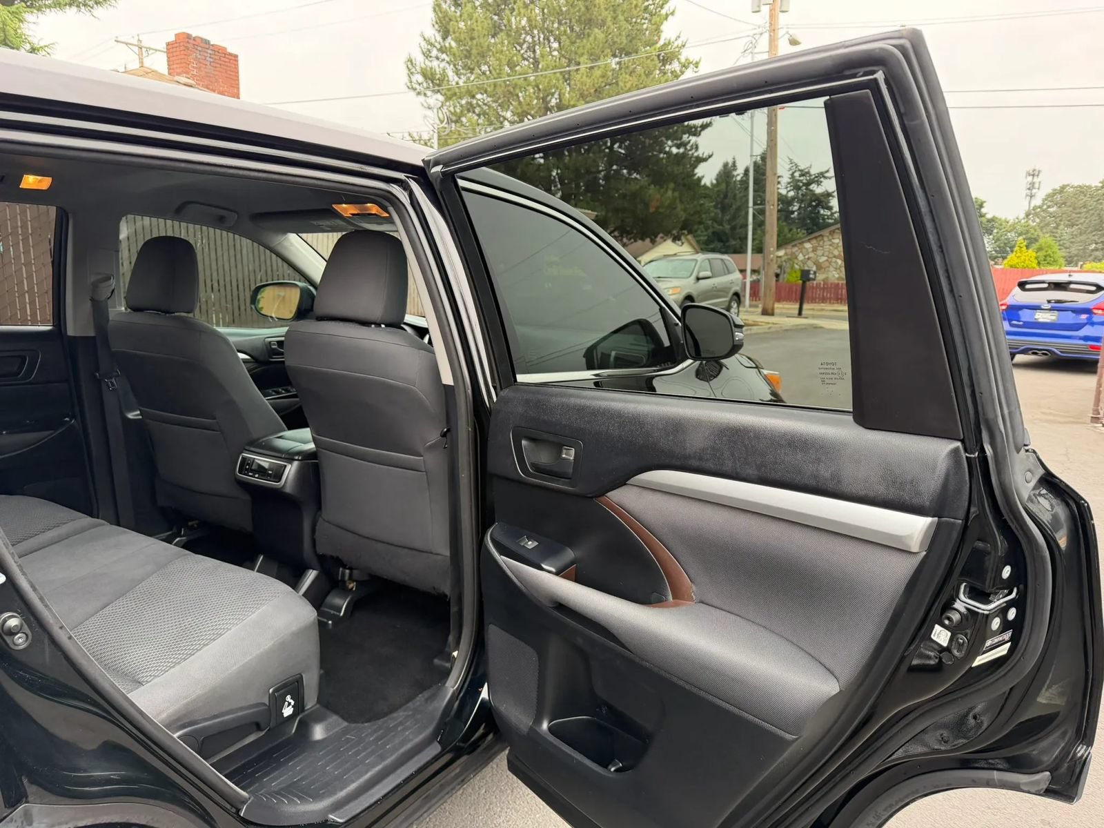 Used 2014 Toyota Highlander LE AWD/4WD image 14