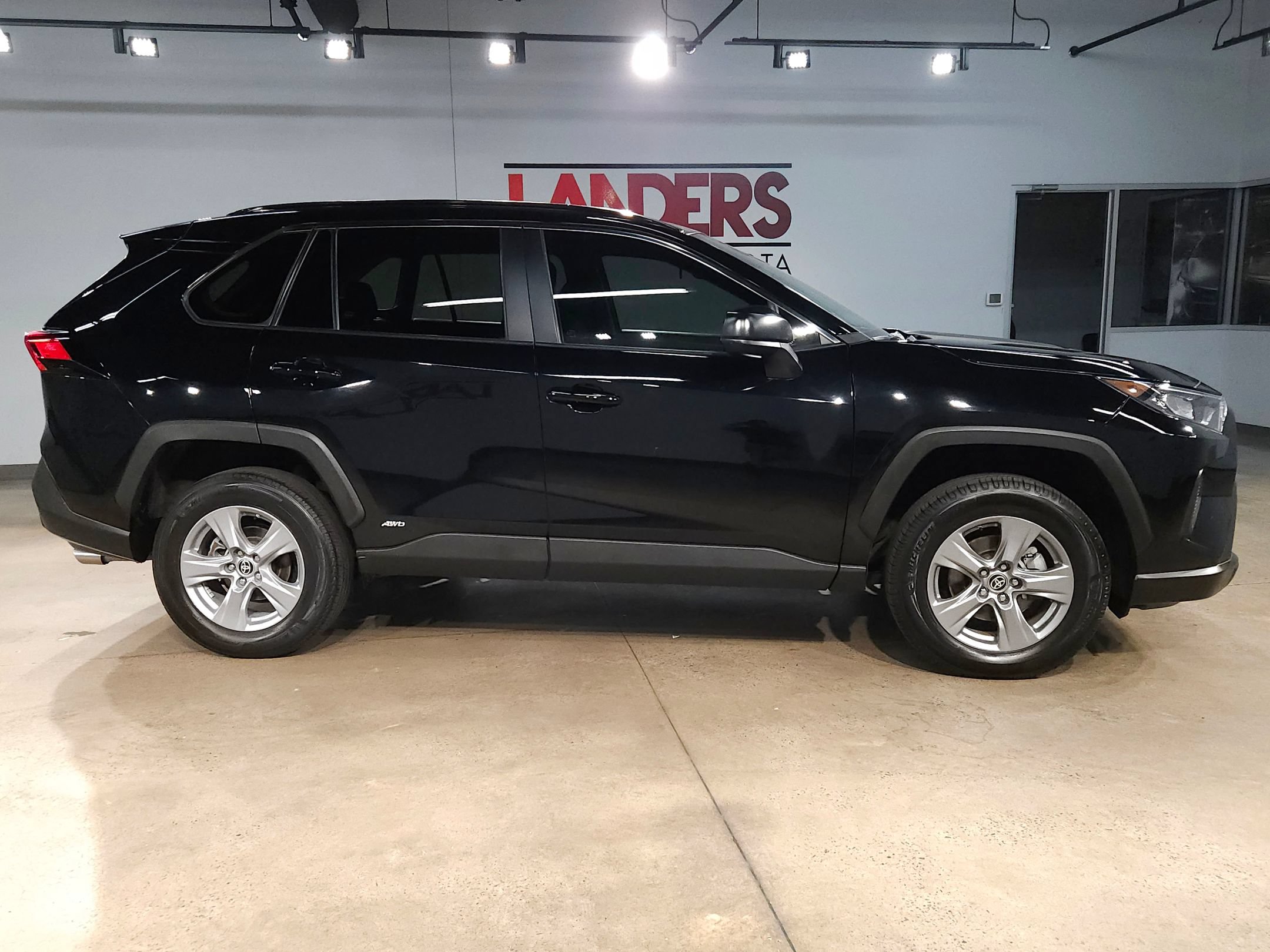 Used 2022 Toyota RAV4 LE AWD/4WD image 8