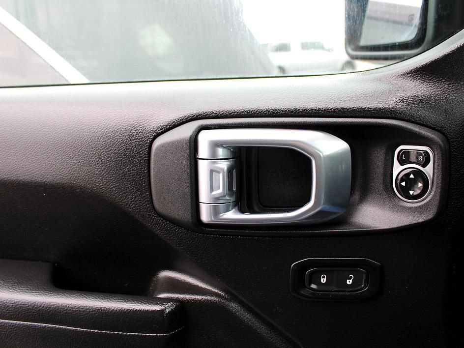 Used 2024 Jeep Wrangler Unlimited Rubicon w/ XTREMEE 35" Tire Package image 17