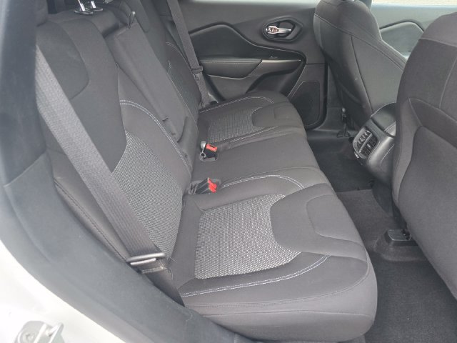 Used 2020 Jeep Cherokee Latitude w/ Cold Weather Group FWD image 28