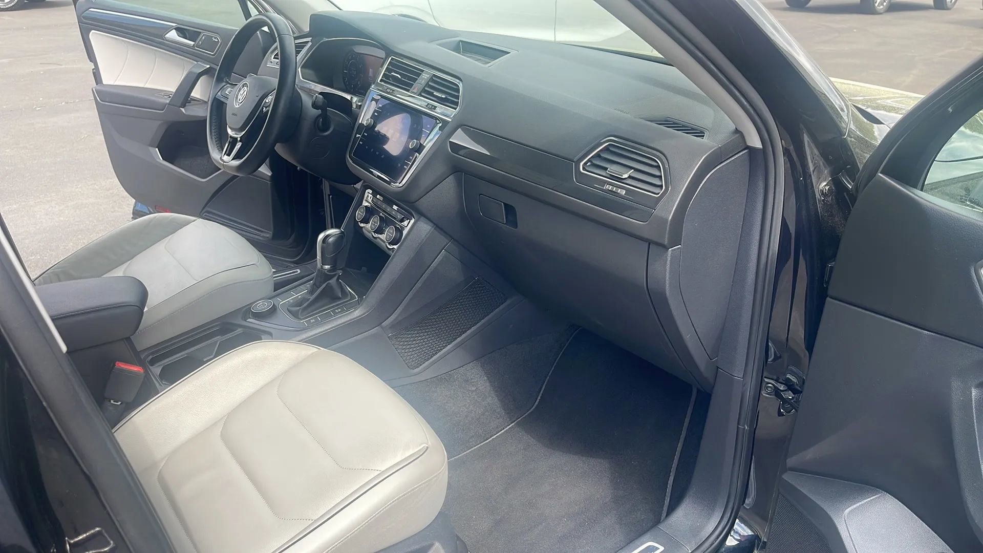 Used 2019 Volkswagen Tiguan SEL Premium image 36