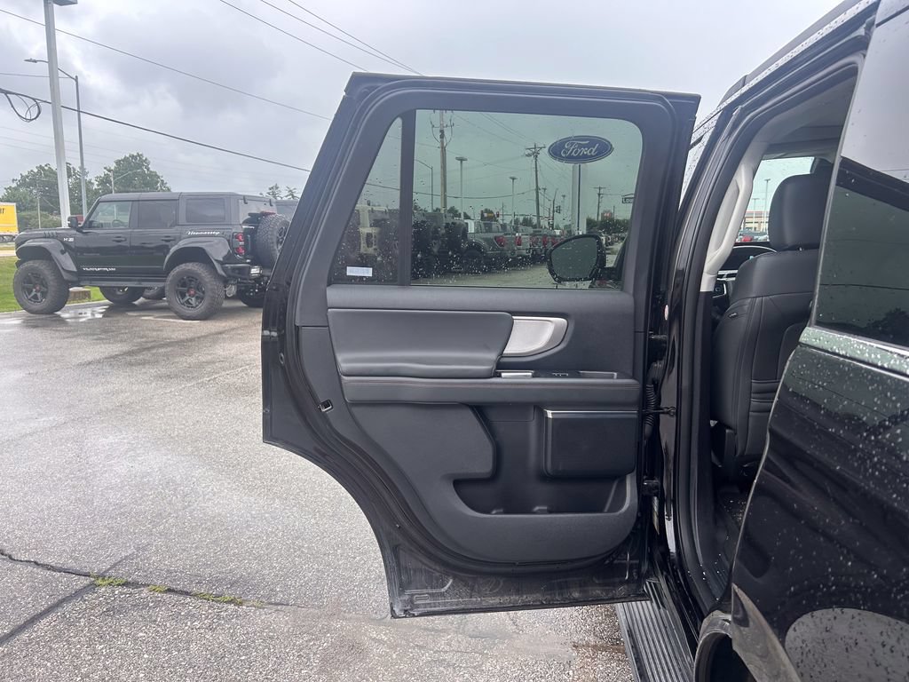 Used 2025 Ford Expedition Active AWD/4WD image 16