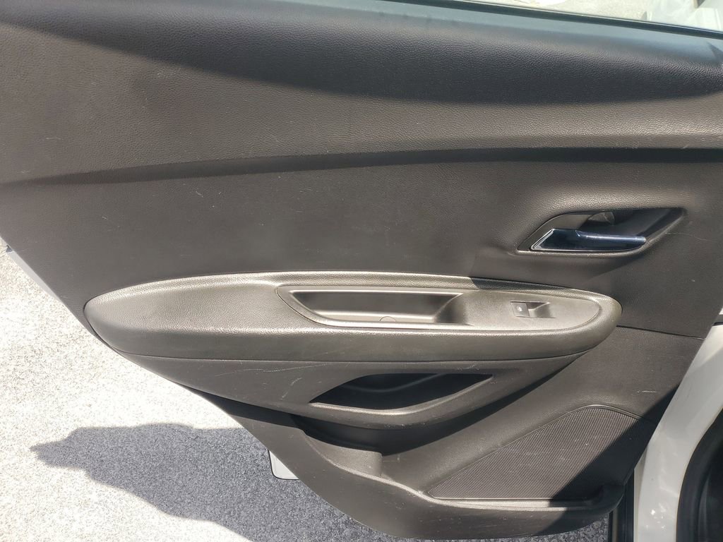 Used 2022 Chevrolet Trax LS image 13