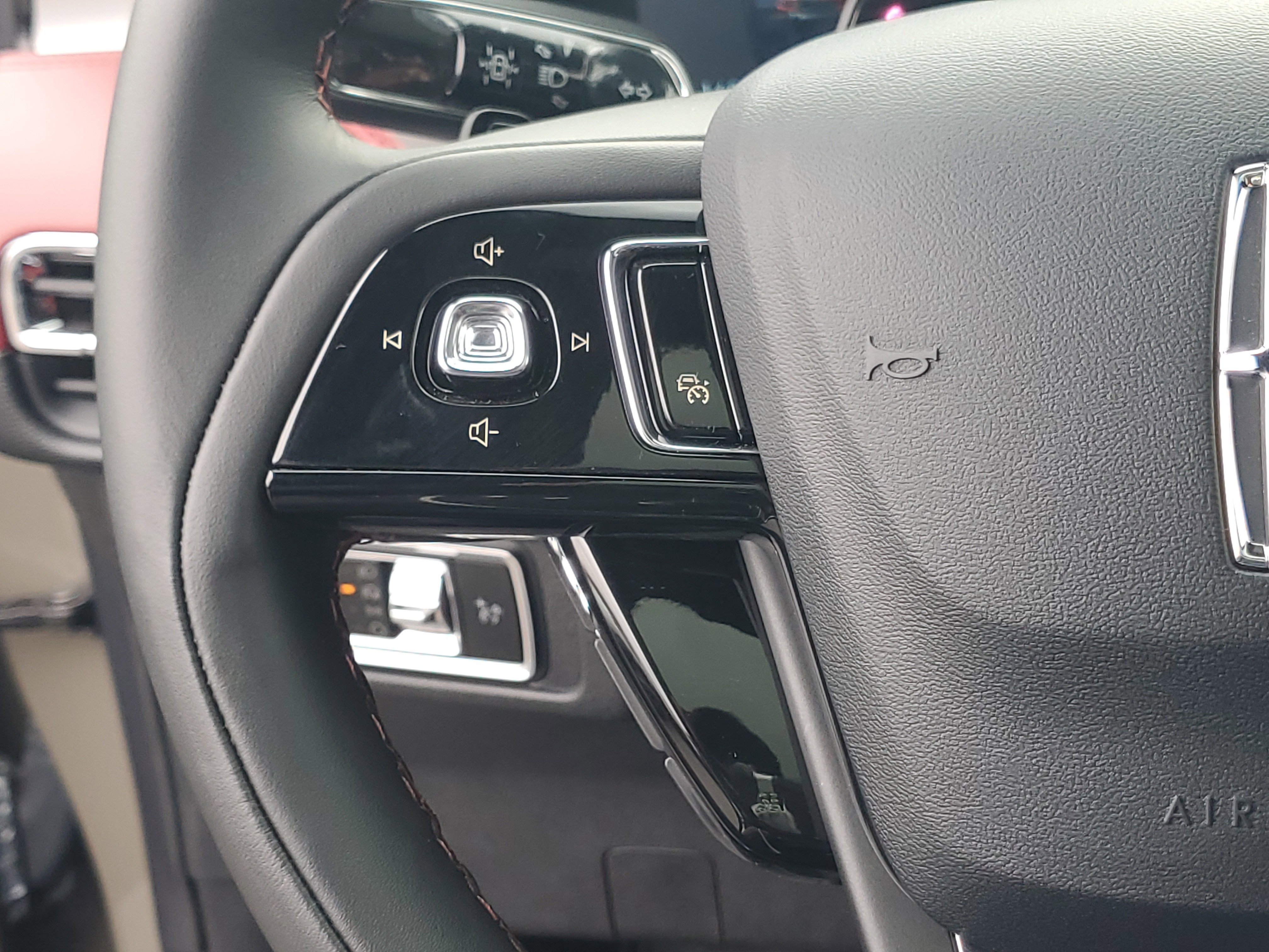 New 2025 Lincoln Corsair Reserve w/ Equipment Group 202A image 17