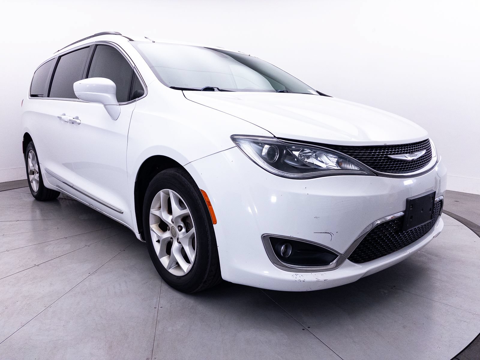 Used 2017 Chrysler Pacifica Touring-L w/ Tire & Wheel Group FWD image 9