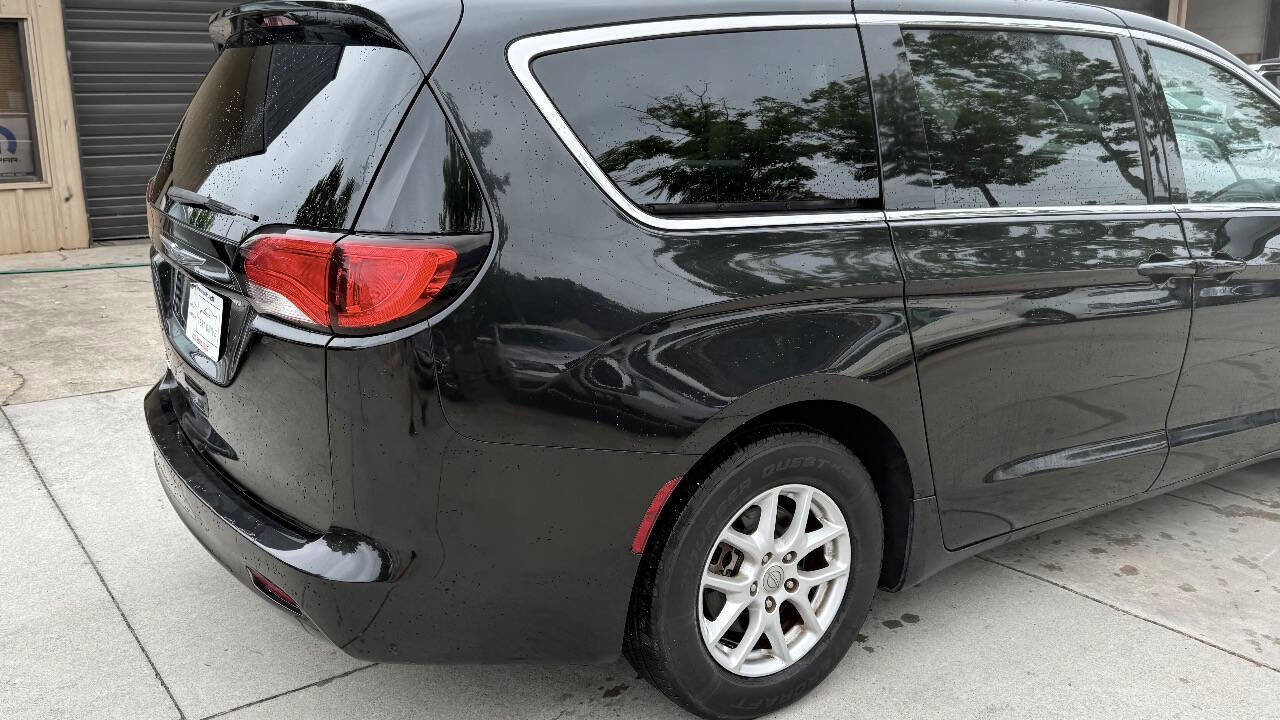 Used 2017 Chrysler Pacifica Touring FWD image 20