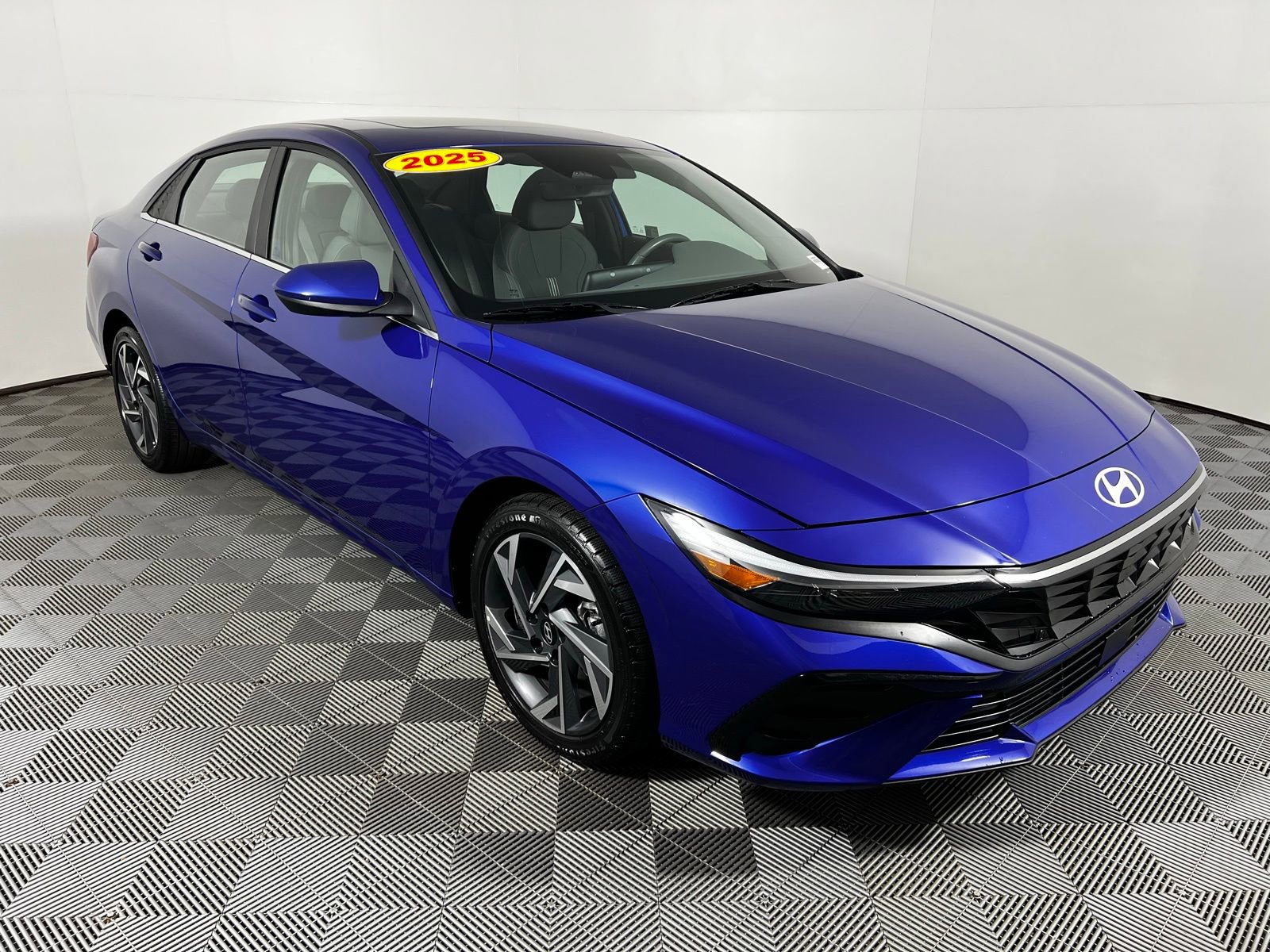 Used 2025 Hyundai Elantra SEL image 3