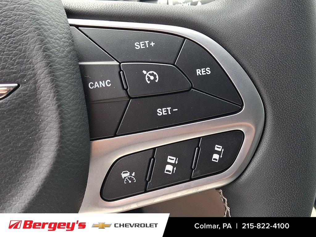 Used 2023 Chrysler Pacifica Touring-L FWD image 25
