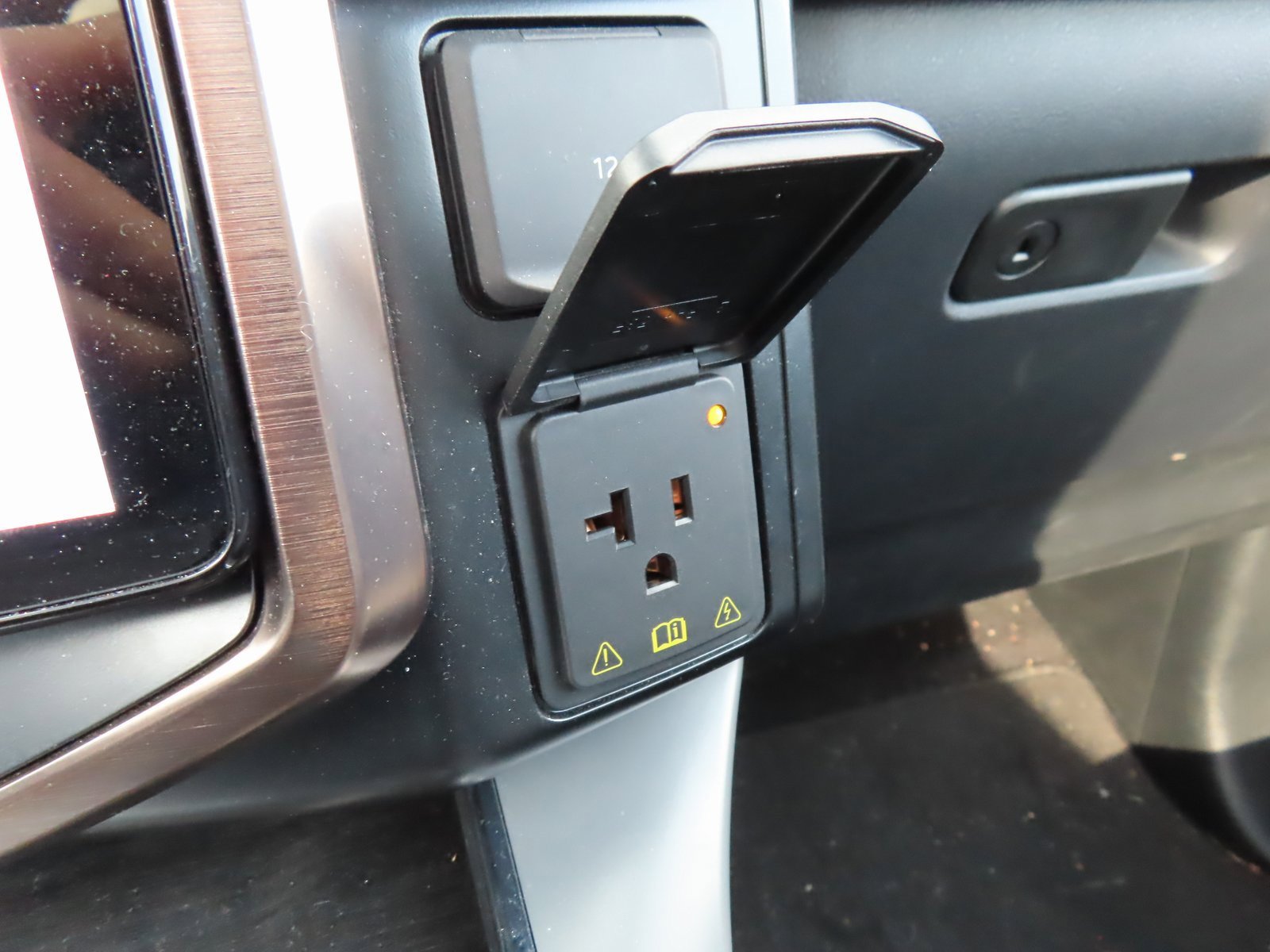 Used 2024 Ford F150 Lightning Lariat image 30