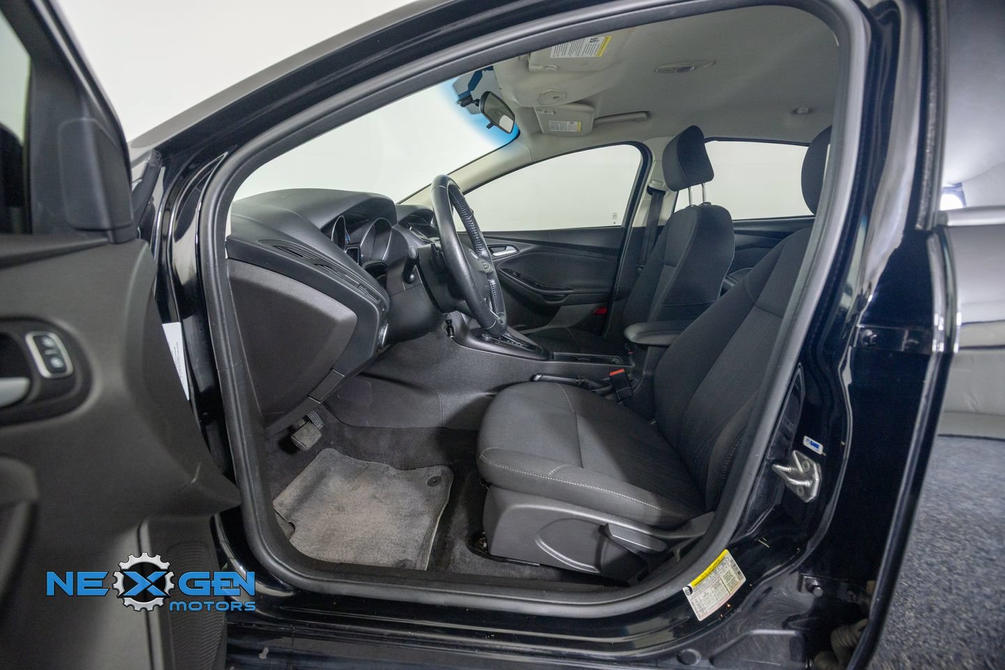 Used 2017 Ford Focus SE w/ SE Sport Package FWD image 11