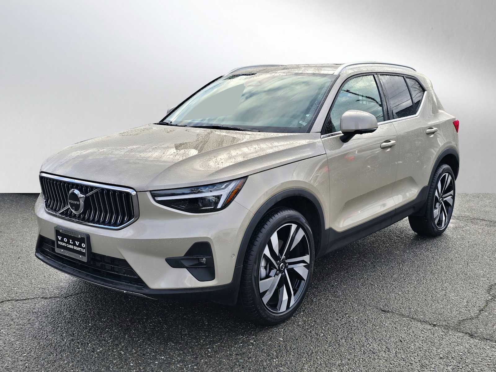 Certified 2025 Volvo XC40 B5 Plus w/ Climate Package image 7