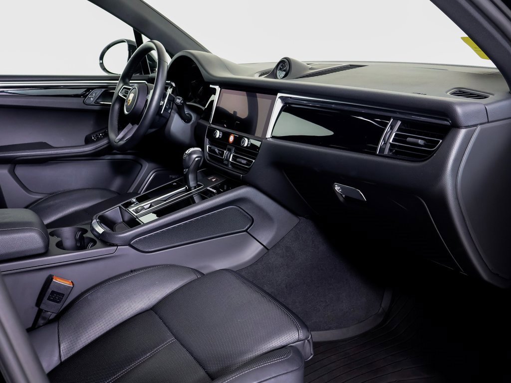 Used 2025 Porsche Macan image 7