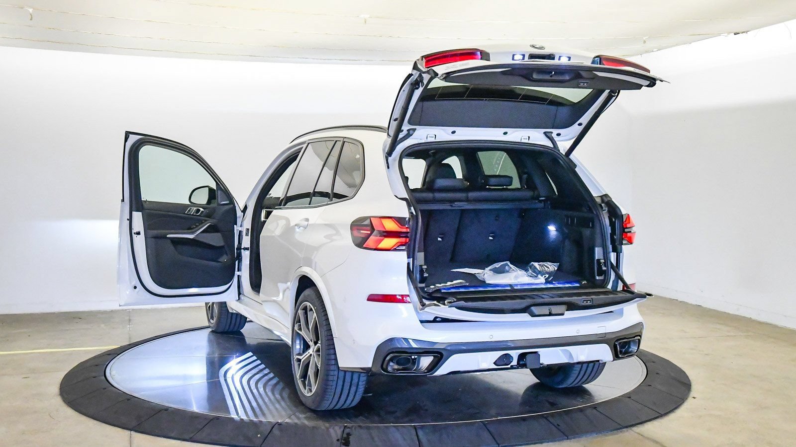 New 2026 BMW X5 xDrive50e w/ M Sport Package AWD/4WD image 25